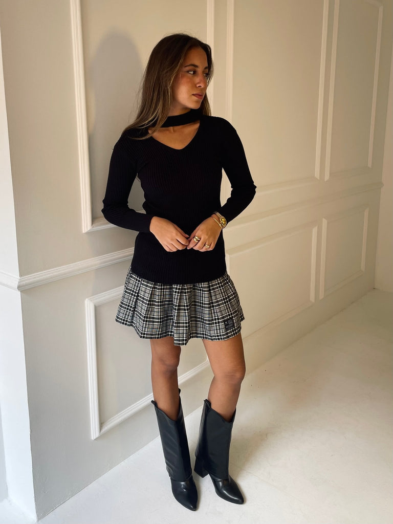 Black V Front Cut Ribbed Knit Basic - Mii