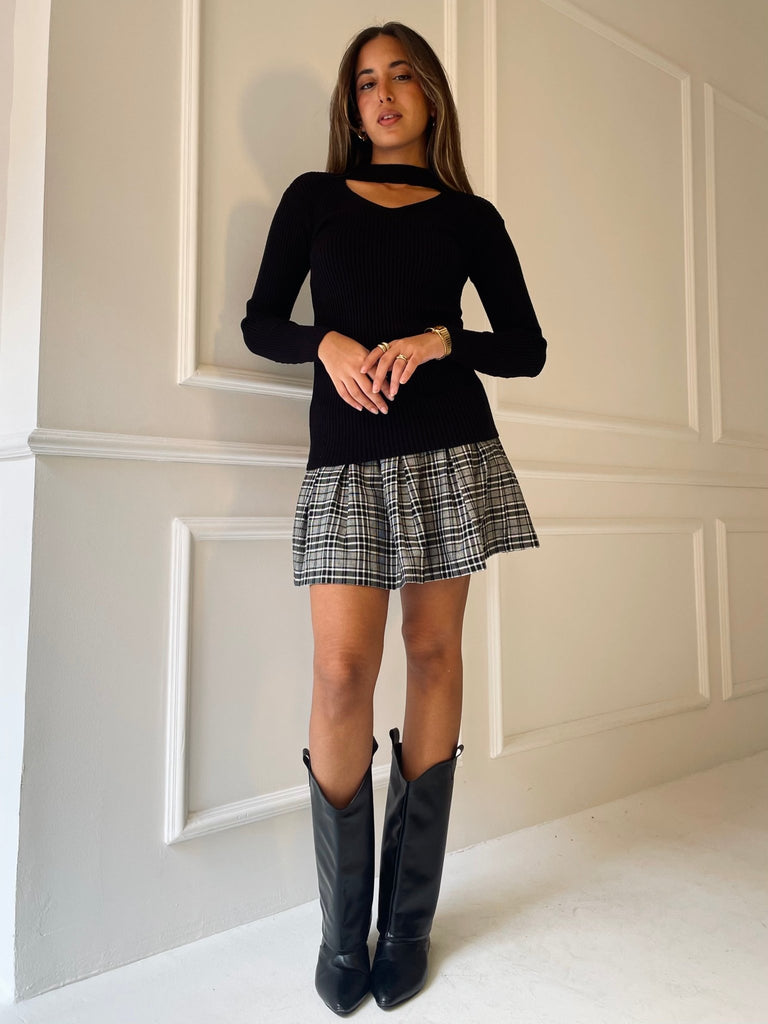 Black V Front Cut Ribbed Knit Basic - Mii