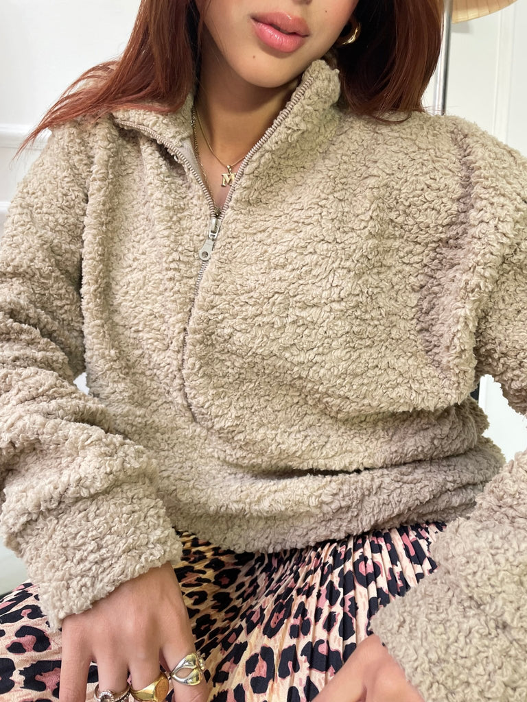 Cafe Teddy Sweatshirt - Mii